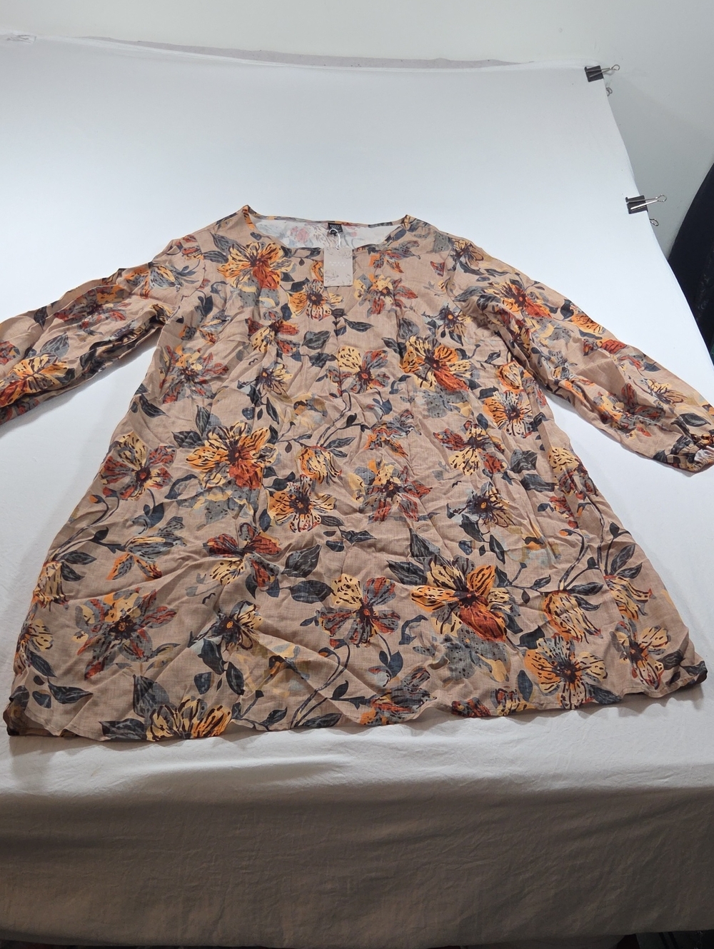 Emery Rose Women's Floral V-Neck Tunic Top Beige Orange NWT Feminine Relax Fit